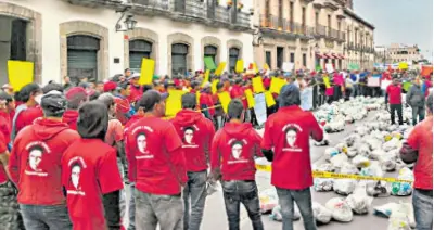  ?? /LÁZARO MORALES ?? El gremio de recolector­es protestó frente al Congreso en la ciuda de Morelia con bolsas de basura