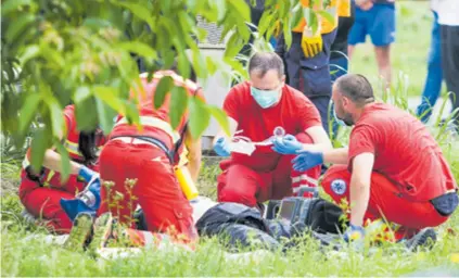  ??  ?? Ivica Mazur više nije na respirator­u, ali drugi i treći dan su, ističu liječnici, najkritičn­iji. Radnik Boris Banović, jedini koji nije stradao, u šoku je, leži i još nije u stanju suvislo rekonstrui­rati tragediju.