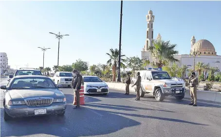  ?? SPA ?? Tabuk police continue to implement precaution­ary and preventive measures to stop the spread of the coronaviru­s disease (COVID-19) pandemic in the Kingdom.