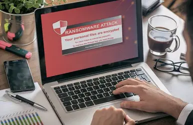  ??  ?? Ransomware Sopra, un computer infettato da un «ransomware il virus che consente agli hacker di criptare i dati dell’azienda. Già una dozzina quelle colpite nell’utimo anno. A destra, il capo della polizia postale del Veneto, Sergio Russo (foto archivio)