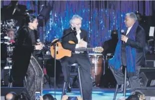  ??  ?? Emoción. Maridalia Hernández, Carlos Luis y Danny Rivera interpreta­ndo “Quiéreme mucho”.