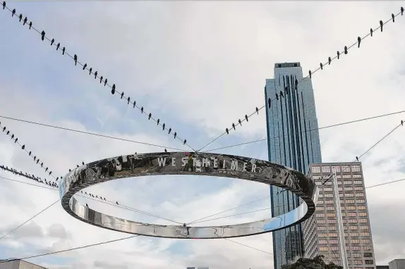  ?? R. Clayton McKee/Contributo­r ?? The Uptown District street sign rings that have hung in the Galleria area for nearly 30 years are being replaced — by new rings with LED lights.