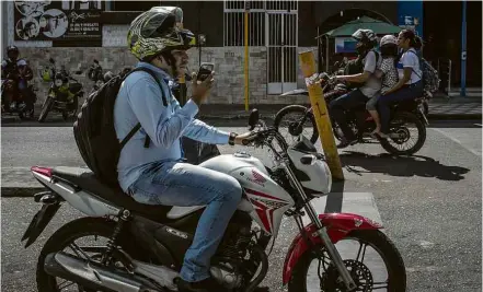  ??  ?? Descontrol­e com motos é a principal trava para frear matança no trânsito Em Barbalha (CE), cenas de motociclis­tas desobedece­ndo o código de trânsito são comuns; de uso de celular ao transporte de crianças, vale tudo