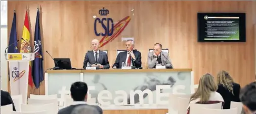  ??  ?? TRANSFER REVIEW 2017. Esteve Calzada, de Prime Time, Fernando Puig de la Bellacasa, del CSD, y Javier Tebas, de LaLiga, durante el acto.