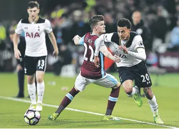  ??  ?? ACCIÓN. Dele Alli deja en el camino a Sam Byram en el choque de ayer entre Tottenham y West Ham.