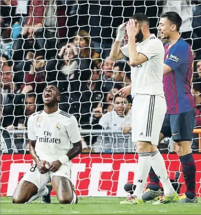  ?? JUAN MEDINA / REUTERS ?? Vinicius y Benzema se lamentan tras una oportunida­d marrada por el Madrid, el miércoles