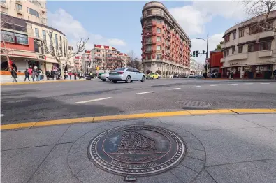  ?? ?? A decorative sewer lid near the iconic Normandie Apartments in Xuhui District — Jiang Xiaowei