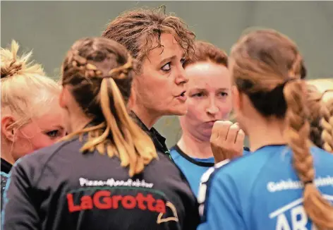  ?? RP-FOTO: DIETRICH JANICKI ?? Steffi Veermann findet immer öfter Gehör bei ihrer Mannschaft – der Erfolg gibt der Mettmanner Trainerin recht.