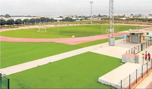  ??  ?? .Vista panorámica de la pista de atletismo que circunda el perímetro del campo de fútbol.