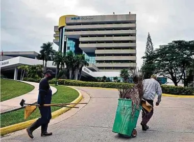  ?? Foto: AFP ?? Arbeiter pflegen das Umfeld eines Hotels in Havanna. Seit Mitte November dürfen internatio­nale Fluglinien nach achtmonati­ger Corona-Pause wieder Kuba ansteuern. Nun kehren Touristen zurück.