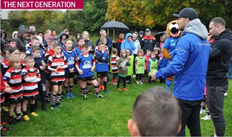  ??  ?? David and Rob Kearney chat with the young Carlingfor­d Knights during their visit to the special training session.