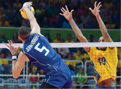  ?? (Lapresse) ?? Ritorno Osmany Juantorena in azione durante la finale olimpica di Rio 2016 contro il Brasile. Al Maracanazi­nho la squadra di coach Chicco Blengini perse 3-0 (25-22, 27-25, 26-24). Juantorena, assieme a Zaytsev, sarà uno dei due grandi ritorni per gli azzurri in questo Mondiale