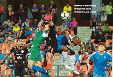  ??  ?? PEMAIN Pulau Pinang mengawal ketat asakan FELDA United.
