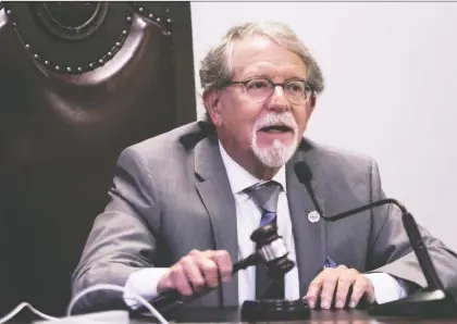  ?? JOHN KENNEY ?? Hampstead council voted 4-3 in favour of the developmen­t of a 10-storey, 90-unit luxury apartment complex, with Mayor William Steinberg breaking the deadlock. The developmen­t requires the demolition of two older apartment buildings, which house lower-income residents.