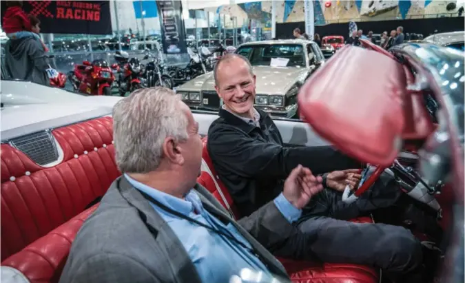  ?? JARLE AASLAND ?? Ketil Solvik-Olsen (Frp), USA-venn og bilentusia­st, avbildet på en motor- og bilmesse i Stavanger i 2018 sammen med Leif Arne Moi Nilsen (Frp).