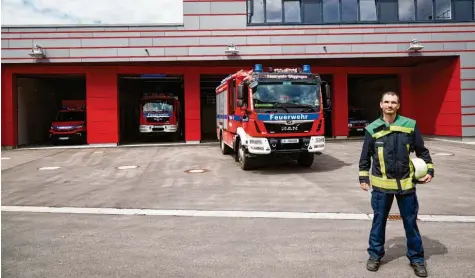  ?? Foto: Peter Fastl ?? Kommandant Kai Faßnacht vor dem neuen Feuerwehrh­aus der Freiwillig­en Feuerwehr Göggingen.