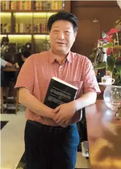  ??  ?? Yin Jun, a walking encycloped­ia of Songjiang District. — Ti Gong