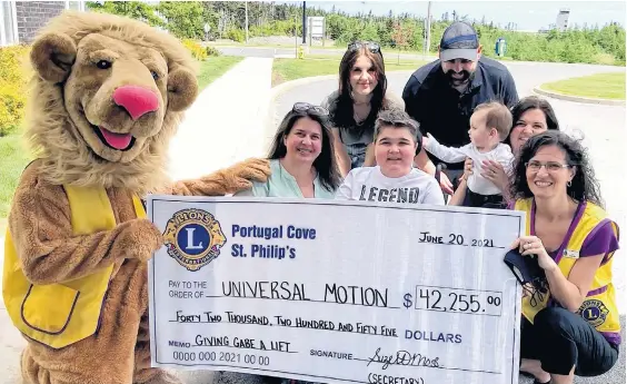  ?? JOE GIBBONS • THE TELEGRAM ?? Suzette Moss (right) of the Portugal Cove-st. Philip’s Lions club and club mascot Phillyco hold the cheque that was presented to Gabe Tucker and his family Sunday as the result of a fundraisin­g effort by the Lions. The money will be used to purchase a lift that will make it easier for Gabe, who has Duchenne Muscular Dystrophy, to enter and and exit his family’s vehicle. Joining Gabe (centre) behind the cheque are (from left) his mother Lisa Tucker, his sister Allie Tucker, his dad Brad Squires, his brother Harrison Squires and his stepmother Anita Squires.