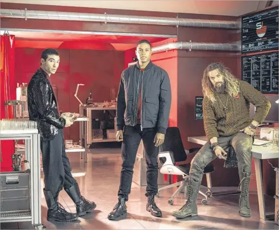  ?? Matthew Lloyd For The Times ?? EZRA MILLER, left, is the Flash, Ray Fisher is Cyborg and Jason Momoa is Aquaman, bringing their special powers to the halls of the “Justice League” film.