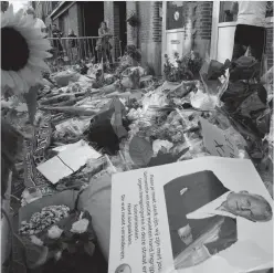  ??  ?? Altar improvisad­o en la calle de Ámsterdam en la que fue tiroteado el periodista Peter R. de Vries.