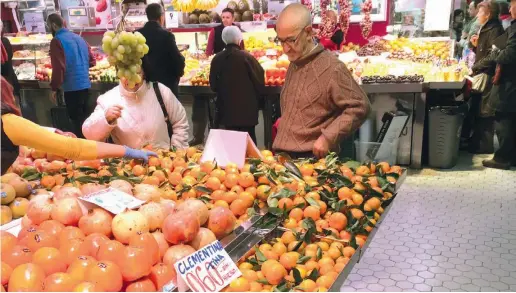  ??  ?? Orangen, Clementine­n, Kakis und Granatäpfe­l werden im „Mercado Central“in Valencia zum Verkauf angeboten.