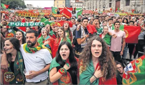  ??  ?? CONFIADOS. Los seguidores portuguese­s ya sólo piensan en superar los octavos de final, ganando a Francia.
