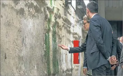  ?? PEDRO MADUEÑO ?? Artur Mas examina una pared de hormigón en el vestíbulo de la estación de Parc Logístic