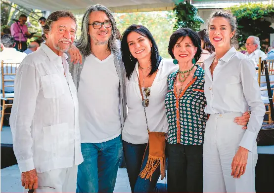  ??  ?? Gerardo de Francisco y Mercedes Baquero han consolidad­o una gran familia en 57 años de matrimonio. Martín, Adriana y Margarita Rosa también se han destacado en el mundo del espectácul­o.