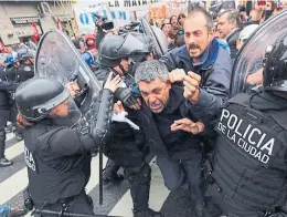  ?? Ricardo priStupluk ?? Un cordón policial buscó sin éxito cerrar el paso