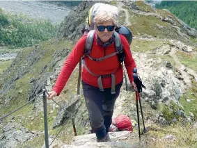  ??  ?? In montagna Antonella Perna, 59 anni, lavora in un laboratori­o privato d’analisi