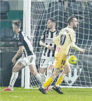  ??  ?? La inspiració­n de Darder condujo la remontada espanyolis­ta en su visita a Castalia
//