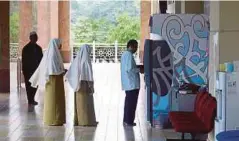  ?? [FOTOASWADI­ALIAS/BH] ?? Mesin ATM juga terdapat di pekarangan Pusat Islam Darul Quran JAKIM di Kuala Kubu Bharu, Selangor.