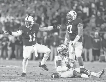  ?? KELLEY L. COX, USA TODAY SPORTS ?? Linebacker Shayne Skov, left, and Stanford had a lot to celebrate during their win vs. Oregon on Thursday.