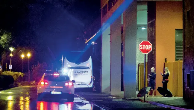  ??  ?? Sopra una macchina della polizia municipale venerdì notte in servizio nelle strade di Firenze Nord