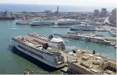  ??  ?? Navi ormeggiate al porto di Genova, il più grande d’Italia