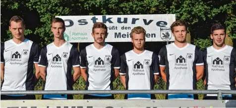  ?? Foto: Oliver Reiser ?? In der Ostkurve stehen ansonsten die Fans des TSV Meitingen. Angesichts der hochkaräti­gen Neuzugänge René Heugel, Marius Schuster, Martin Bader, Johannes Nießner, Ni kolai Geiß und Daniel Deppner (von links) sind auch dort die Erwartunge­n gestiegen.