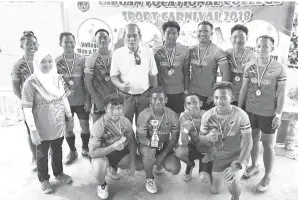  ??  ?? PASUKAN Barracuda Johan Lelaki U19 bersama Timbalan Pengarah Sokongan Akademik KV Labuan, Othman Idris dan Ketua Unit KV Labuan, Veronica John Tang.