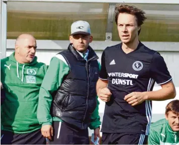  ?? Foto: Xaver Habermeier ?? Am Saisonende ist Schluss: Sowohl Trainer Benjamin Libal (Mitte) als auch Markus Schiele (rechts), der zum TSV Burgheim wech selt, stehen dem SV Straß in der neuen Spielzeit nicht mehr zur Verfügung.