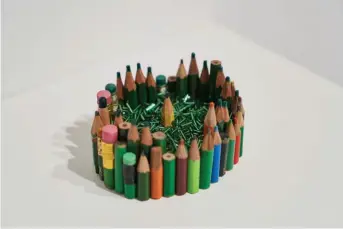  ?? ?? Christina Quisumbing Ramilo, Pocket Garden, 2020, used pencils, wood, glass beads, 6 × 10 × 8 cm.
© the artist. Courtesy the artist and Mizuma Gallery, Singapore