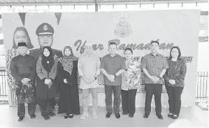  ?? ?? BERAMAH MESRA: Mancha (empat kanan) dan Ibrahim (empat kiri) meluangkan masa hadir ke Majlis Iftar Ramadan bersama warga kerja IPD Miri kelmarin.