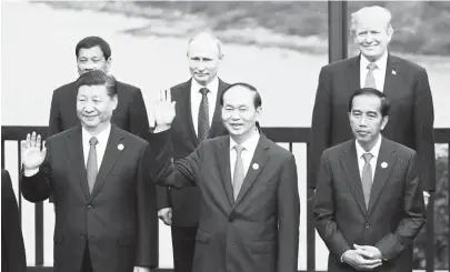  ?? (AP) ?? PRESIDENT Duterte (at the back left) poses with China President Xi Jinping (front from left), Vietnam President Tran Dai Quang, and Indonesia President Joko Widodo, and (back second from left) Russia President Vladimir Putin and US President Donald...