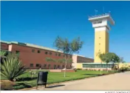  ?? ALBERTO DOMÍNGUEZ ?? Entrada de acceso al centro penitencia­rio de Huelva.