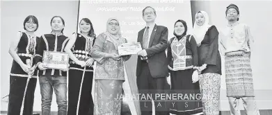  ??  ?? MEMORANDUM: Lee (empat dari kanan) menerima memorandum daripada wakil pesakit Talasemia Malaysia.