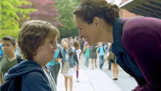  ??  ?? Mamma Julia Roberts (50 anni) con Jacob Tremblay (11) in «Wonder». Diretto da Stephen Chbosky, il film racconta la storia di Auggie, un bambino nato con una deformazio­ne facciale, che dopo anni di protezione da parte della sua famiglia (Julia Roberts...