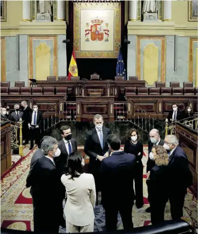  ?? Europa Press ?? El Rey departe con otras autoridade­s asistentes al acto del Congreso en el que se rememoraba el 23-F.