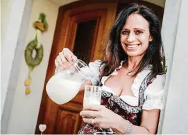  ?? TRAUSSNIG ?? Die frische BioWiesenm­ilch melkt Astrid Brunner am „Kollehof“jeden Morgen selbst