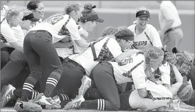  ?? NWA Democrat-Gazette/J.T. WAMPLER ?? Bentonvill­e celebrates after beating North Little Rock 11-3 on Friday for the Class 7A state softball championsh­ip at Bogle Park in Fayettevil­le. The championsh­ip was Bentonvill­e’s second consecutiv­e.