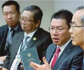  ?? PIC BY MUHAIZAN YAHYA ?? Dewan Rakyat Deputy Speaker Nga Kor Ming (second from right) at a press conference at Bangunan Perak Darul Ridzuan in Ipoh yesterday.