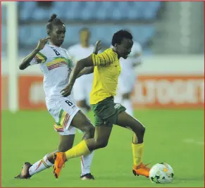  ?? ISITHOMBE NGABE: BACKPAGEPI­X ?? ISIHLABANI seBanyana Banyana uThembi Kgatlana sidlula kuYakare Niakate weMali kowe-semi final ye-African Women's Cup of Nations ngoLwesibi­li eGhana.