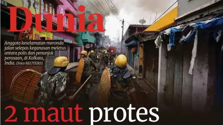  ?? (Foto REUTERS) ?? Anggota keselamata­n meronda jalan selepas keganasan meletus antara polis dan penunjuk perasaan, di Kolkata,
India.